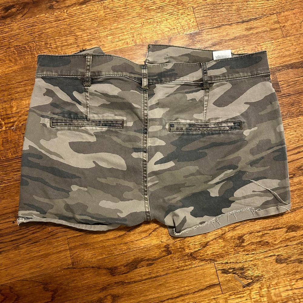 Camp Mid Rise Shorts - Picture 6 of 6